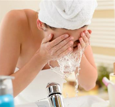 A diferença entre o gel de limpeza e o limpador facial